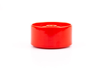 Pot avec couvercle rouge