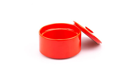 Pot avec couvercle rouge