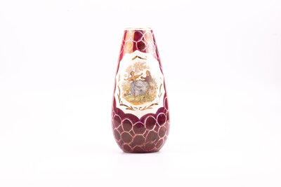 Ce grand vase provient de la manufacture Hubert Bequet de Quaregnon.  Le dessin romantique représente un coupe dansnune très joli jardin et est signé "Watteau".