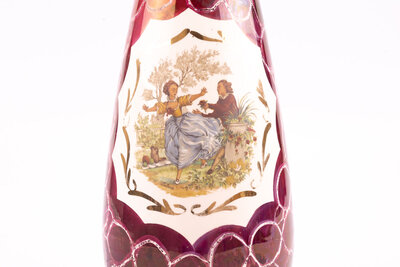 Ce grand vase provient de la manufacture Hubert Bequet de Quaregnon.  Le dessin romantique représente un coupe dansnune très joli jardin et est signé "Watteau".