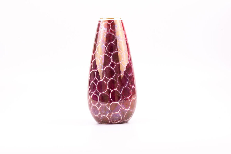 Ce grand vase provient de la manufacture Hubert Bequet de Quaregnon.  Le dessin romantique représente un coupe dansnune très joli jardin et est signé "Watteau".