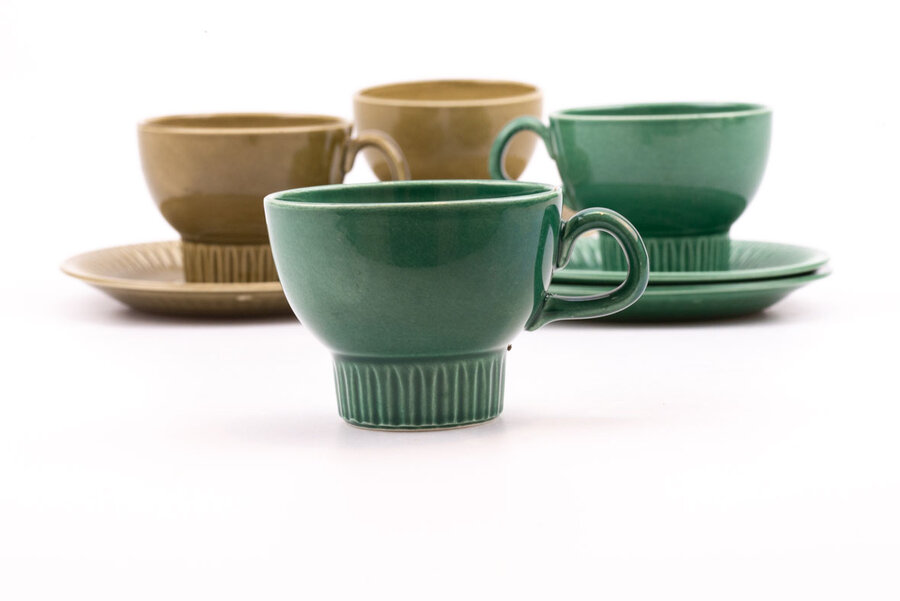 Ensemble de 4 tasses et sous-tasses dans les tons de vert et kaki en très bon état.   De la collection Sunbeam et dessiné par Otmar Lochschmidt