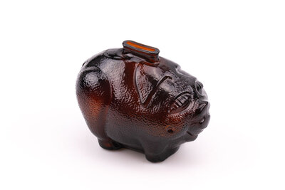 Ancienne tirelire en verre épais fumé. Elle est en forme de cochon plutôt fun.