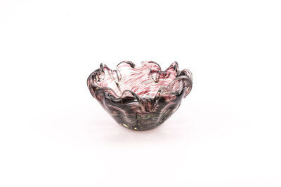 Plat vide poche vintage en verre soufflé épais, dans les tons prune et de forme florale.