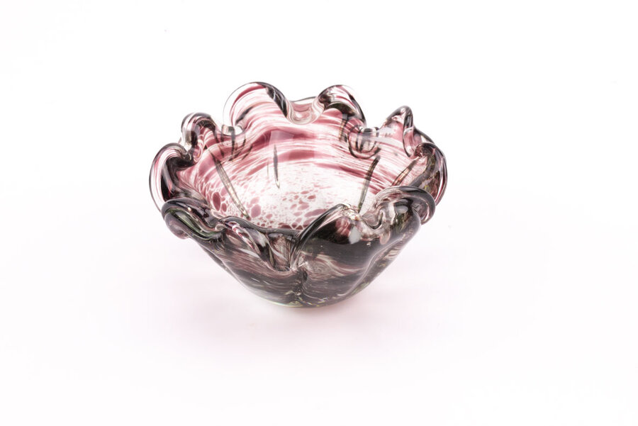 Plat vide poche vintage en verre soufflé épais, dans les tons prune et de forme florale.