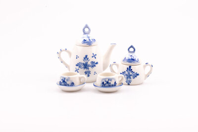 Mini service à thé peint à la main dans le bleu caractéristique de la porcelaine de Delft.