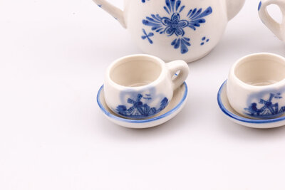 Mini service à thé peint à la main dans le bleu caractéristique de la porcelaine de Delft.