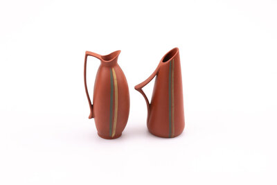 Ensemble de deux petits vases à anse  des années 50 en poterie céramique et peint à la main produit  par Sawa Ceramic Franz Schwaderlapp,