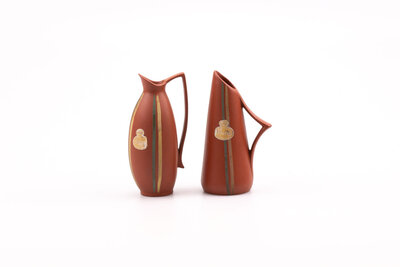 Ensemble de deux petits vases à anse  des années 50 en poterie céramique et peint à la main produit  par Sawa Ceramic Franz Schwaderlapp,