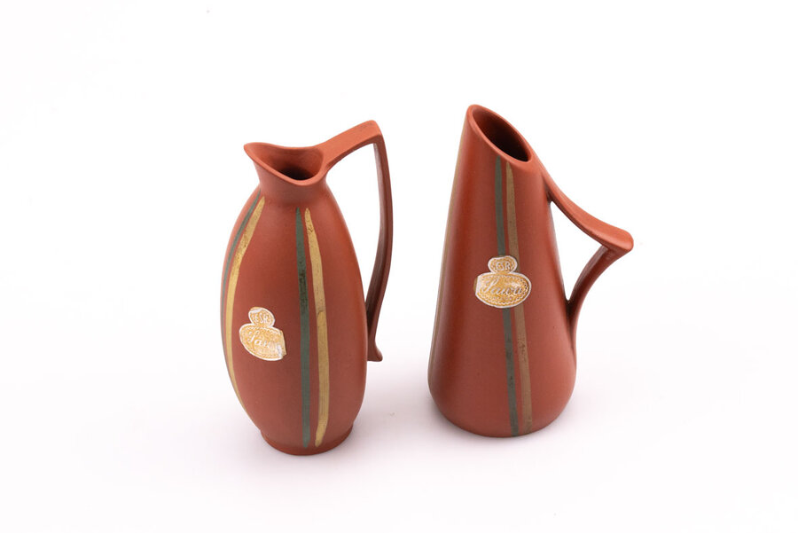 Ensemble de deux petits vases à anse  des années 50 en poterie céramique et peint à la main produit  par Sawa Ceramic Franz Schwaderlapp,