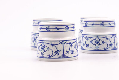 Ensemble de 6 coquetiers blanc avec des motifs bleus.