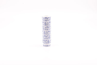 Ensemble de 6 coquetiers blanc avec des motifs bleus.