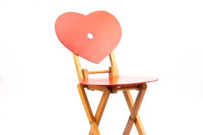 Petite chaise en forme de coeur rouge 