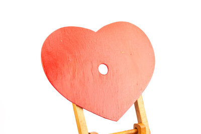 Petite chaise en forme de coeur rouge 