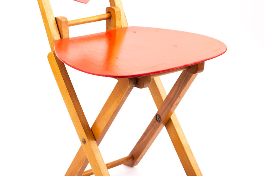 Petite chaise en forme de coeur rouge 