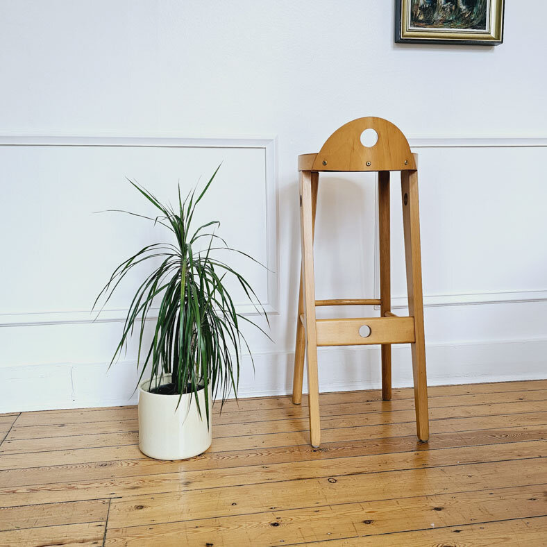 Tabouret Baumann en très bon état, un style unique avec son assise ronde et son mini-dossier. 