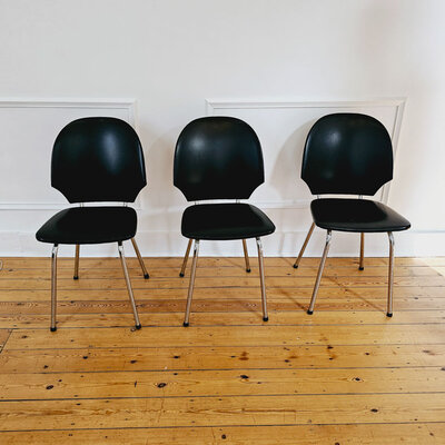 3 chaises de très bonne qualité avec dossier assisse en similicuir noir.