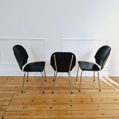 3 chaises de très bonne qualité avec dossier assisse en similicuir noir.