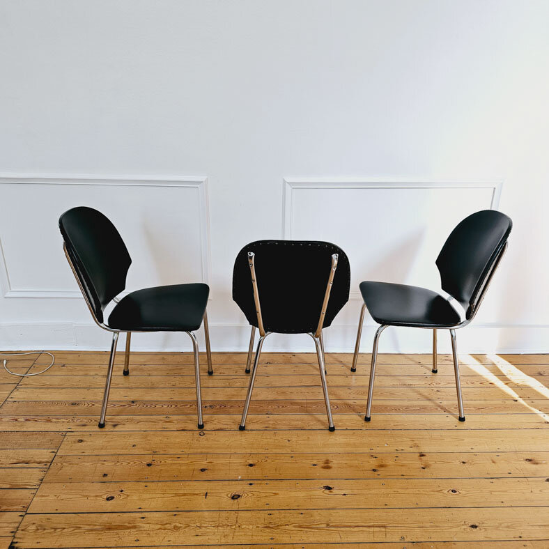 3 chaises en simili noir et acier chromé 3 chaises en simili noir et acier chromé