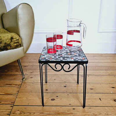 Jolie petite table d'appoint, ou guéridon, en carreaux de mosaïque datant des années 50. 
