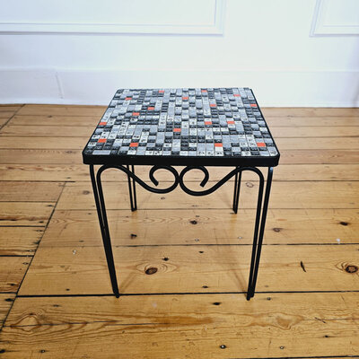 Jolie petite table d'appoint, ou guéridon, en carreaux de mosaïque datant des années 50. 