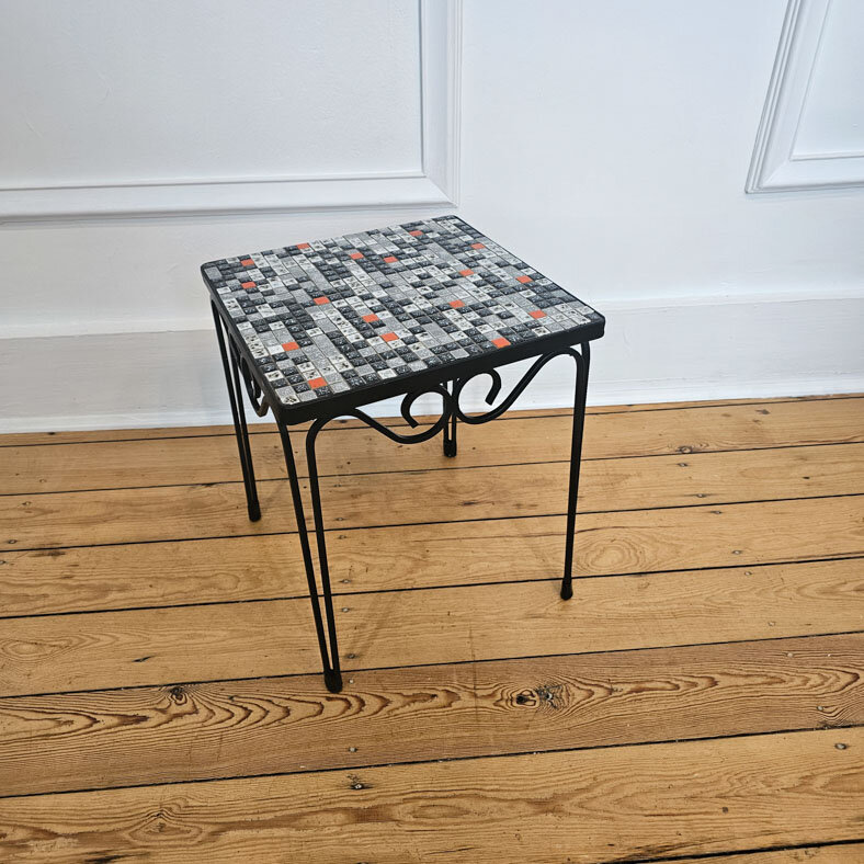 Guéridon en fer forgé et mosaïque Jolie petite table d'appoint, ou guéridon, en carreaux de mosaïque datant des années 50.
