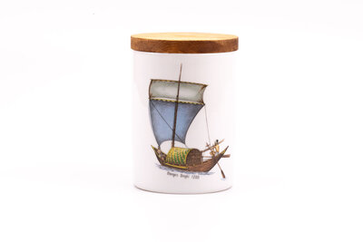 Grand pot de la marque Winterling, en porcelaine et avec un couvercle en bois. Le dessin représente un ancien bateau à voile.