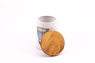 Grand Pot avec couvercle vintage en porcelaine et bois et un motif de voilier de chez Winterling