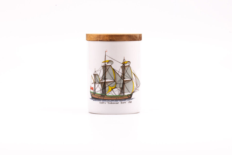 Grand pot de la marque Winterling, en porcelaine et avec un couvercle en bois. Le dessin représente un ancien bateau à voile.