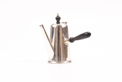 Verseuse vintage en métal argenté avec une hanse en plastique noire