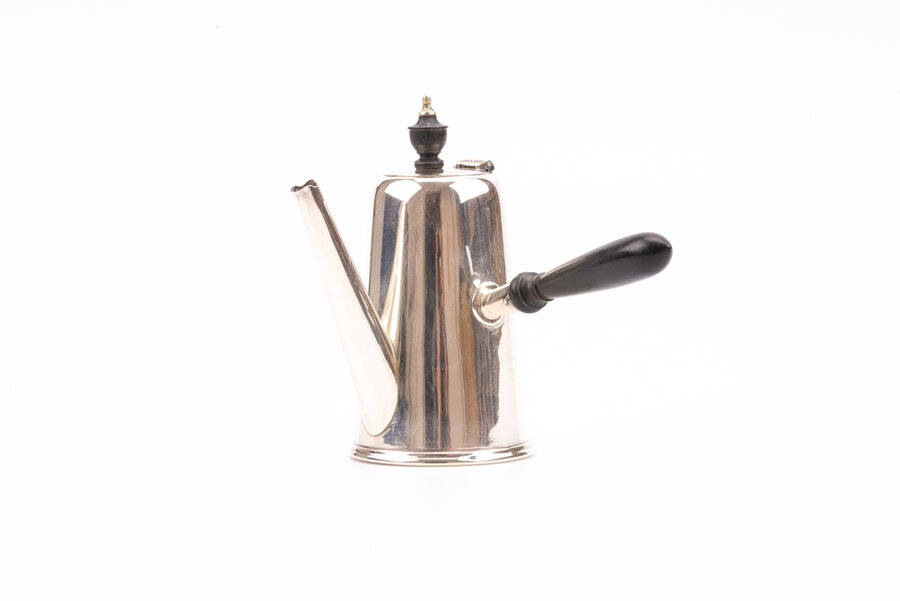 Verseuse vintage en métal argenté avec une hanse en plastique noire