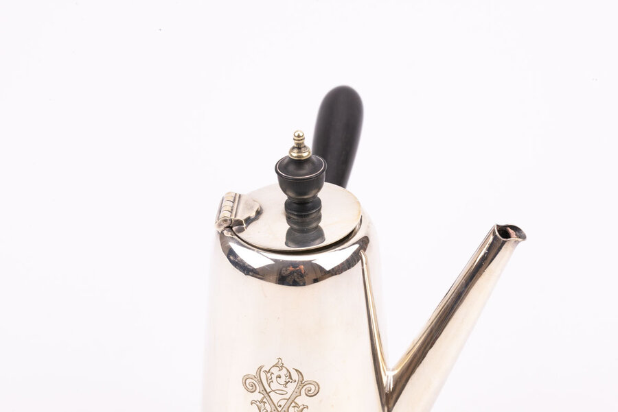 Verseuse vintage en métal argenté avec une hanse en plastique noire