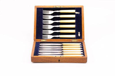 Boîte de 6 couteaux et 6 fourchettes anglais 