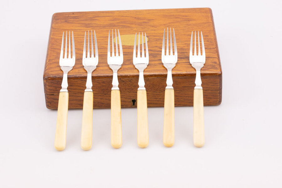 Couverts à poissons dans un coffret en bois 