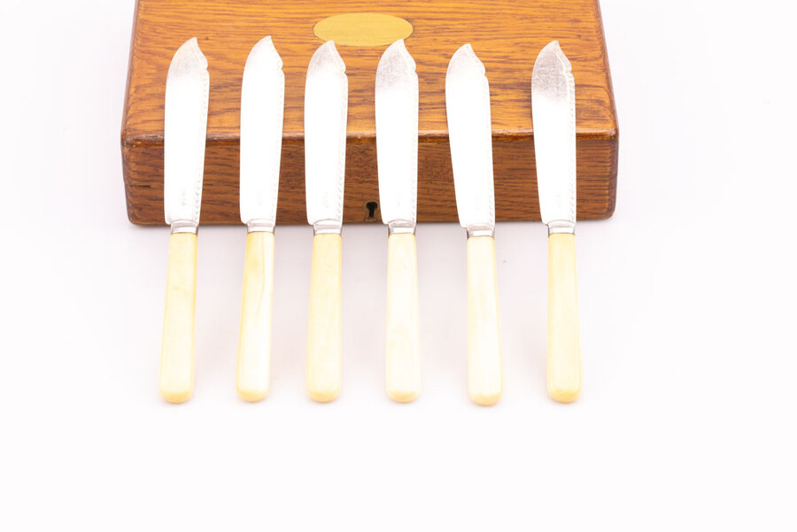 Couverts à poissons dans un coffret en bois 