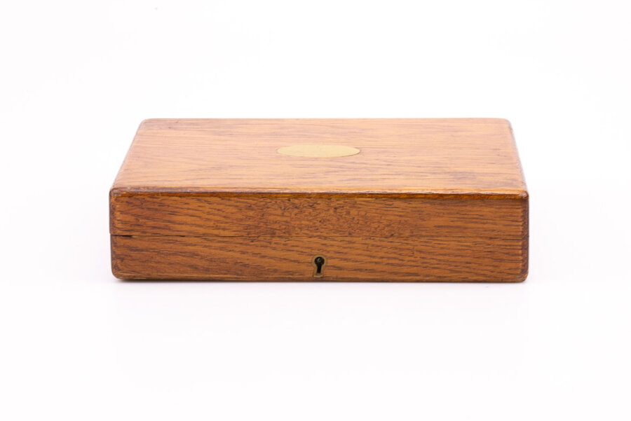 ancienne boîte en bois massif contenant 6 couteaux et 6 fourchettes assortis, datant de la fin du 19°, de la marque anglaise J T S Sheffield.