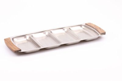Ce très long plateau vintage de près de 47 cm est composé de 4 compartiment en inox et bois
