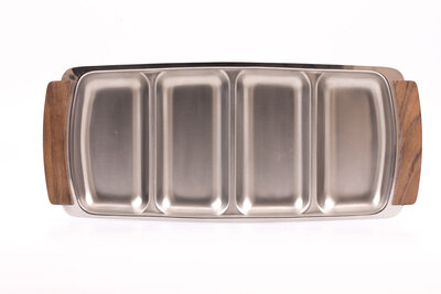 Ce très long plateau vintage de près de 47 cm est composé de 4 compartiment en bois et inox