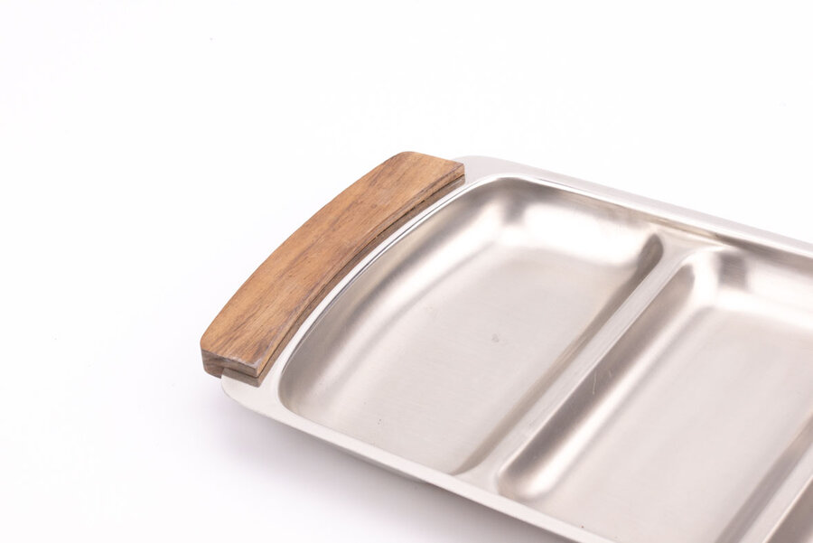 Ce très long plateau vintage de près de 47 cm est composé de 4 compartiment