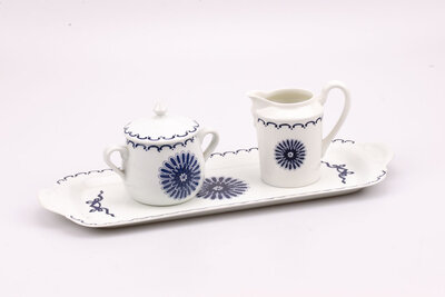 Set en porcelaine de Paris, composé d'un plateau, d'un sucrier et d'un pot à lait.