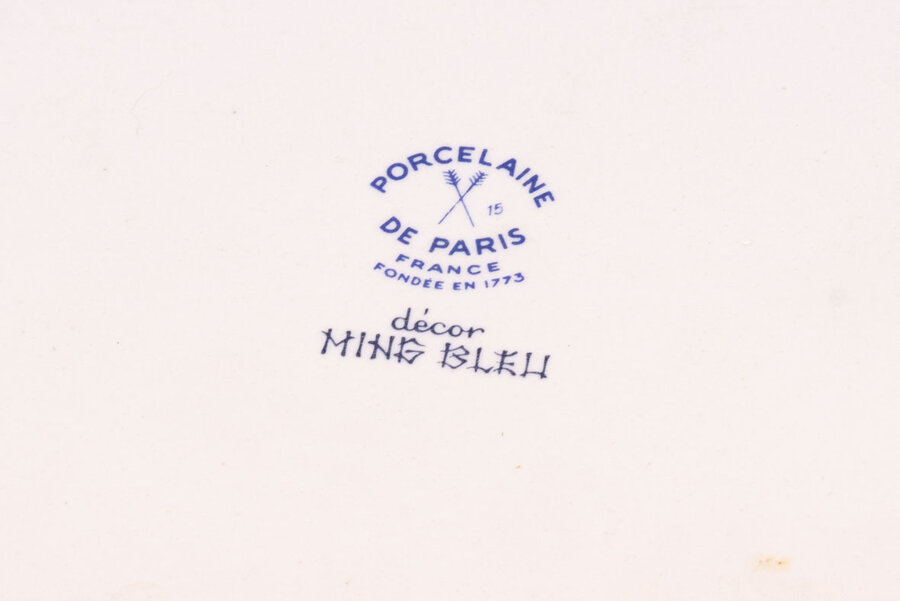 Set en porcelaine de Paris, composé d'un plateau, d'un sucrier et d'un pot à lait.