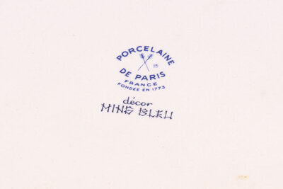 Set en porcelaine de Paris, composé d'un plateau, d'un sucrier et d'un pot à lait.