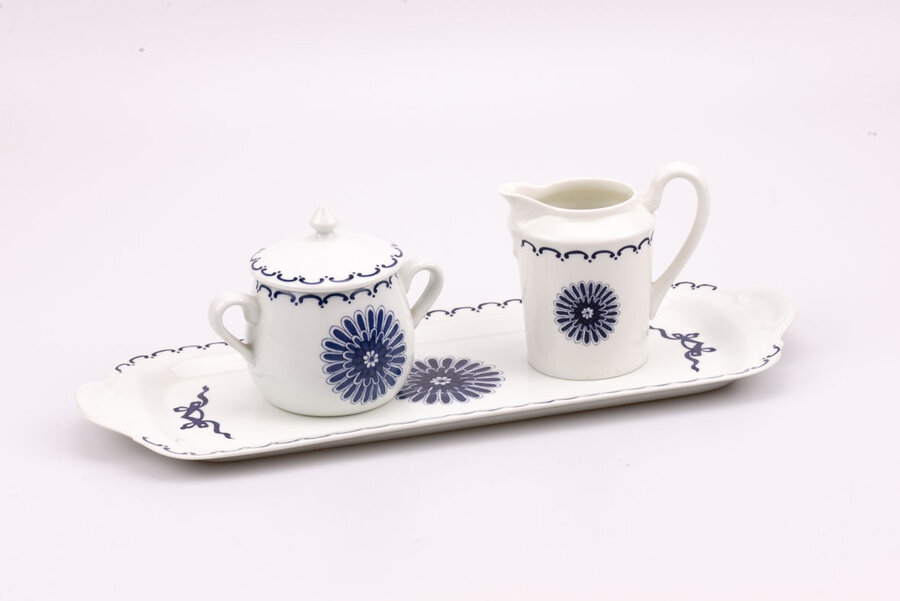 Set en porcelaine de Paris, composé d'un plateau, d'un sucrier et d'un pot à lait.