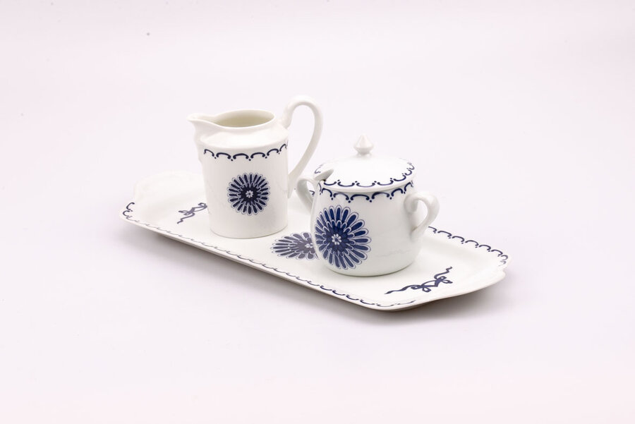 Set en porcelaine blanche et bleue de Paris