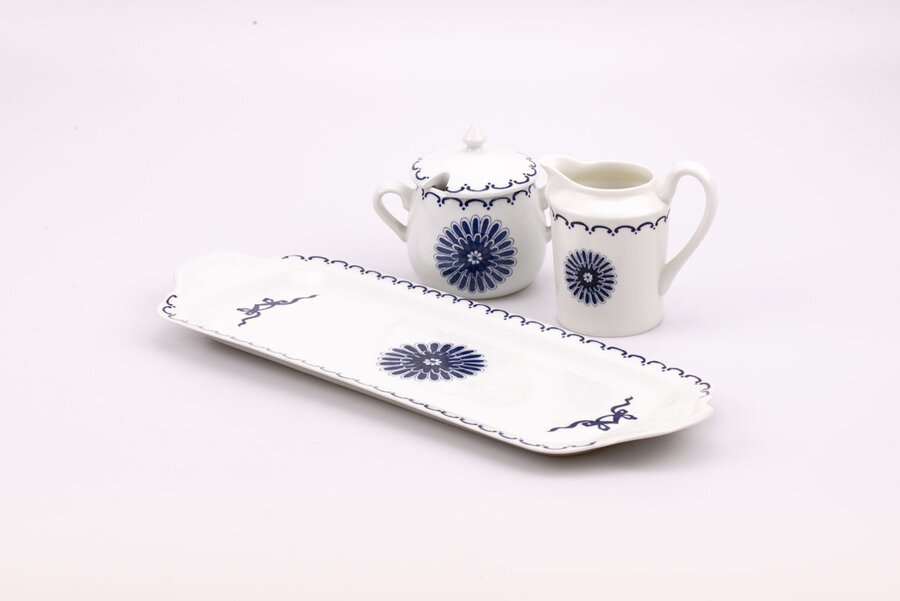 Set en porcelaine blanche et bleue de Paris