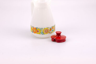 Carafe en verre blanc fleuri