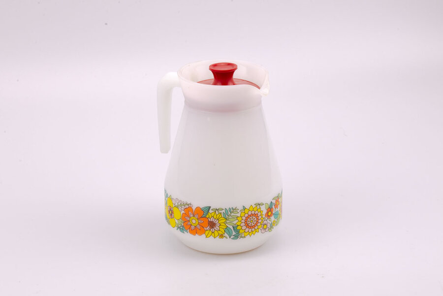 Carafe vintage blanche avec un motif floral sur son long de chez Schott Mainz 