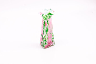Vase en verre soufflé rose et verre Clichy Legras. Il présente des couleurs vives, rose et vert, et un effet moucheté.   Il est triangulaire et se termine par une belle encolure en corolle.