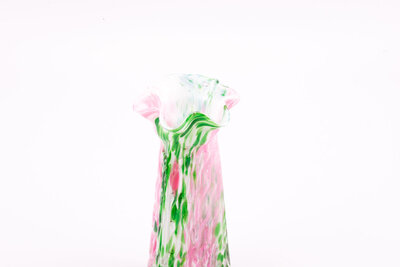 Vase en verre soufflé rose et verre Clichy Legras. Il présente des couleurs vives, rose et vert, et un effet moucheté.   Il est triangulaire et se termine par une belle encolure en corolle.