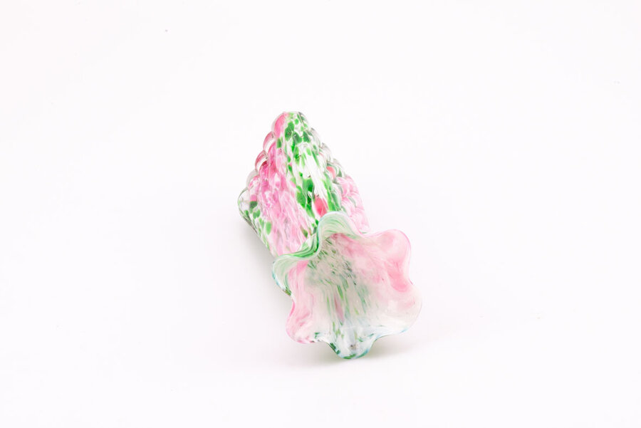 Vase en verre soufflé rose et verre Clichy Legras. Il présente des couleurs vives, rose et vert, et un effet moucheté.   Il est triangulaire et se termine par une belle encolure en corolle.